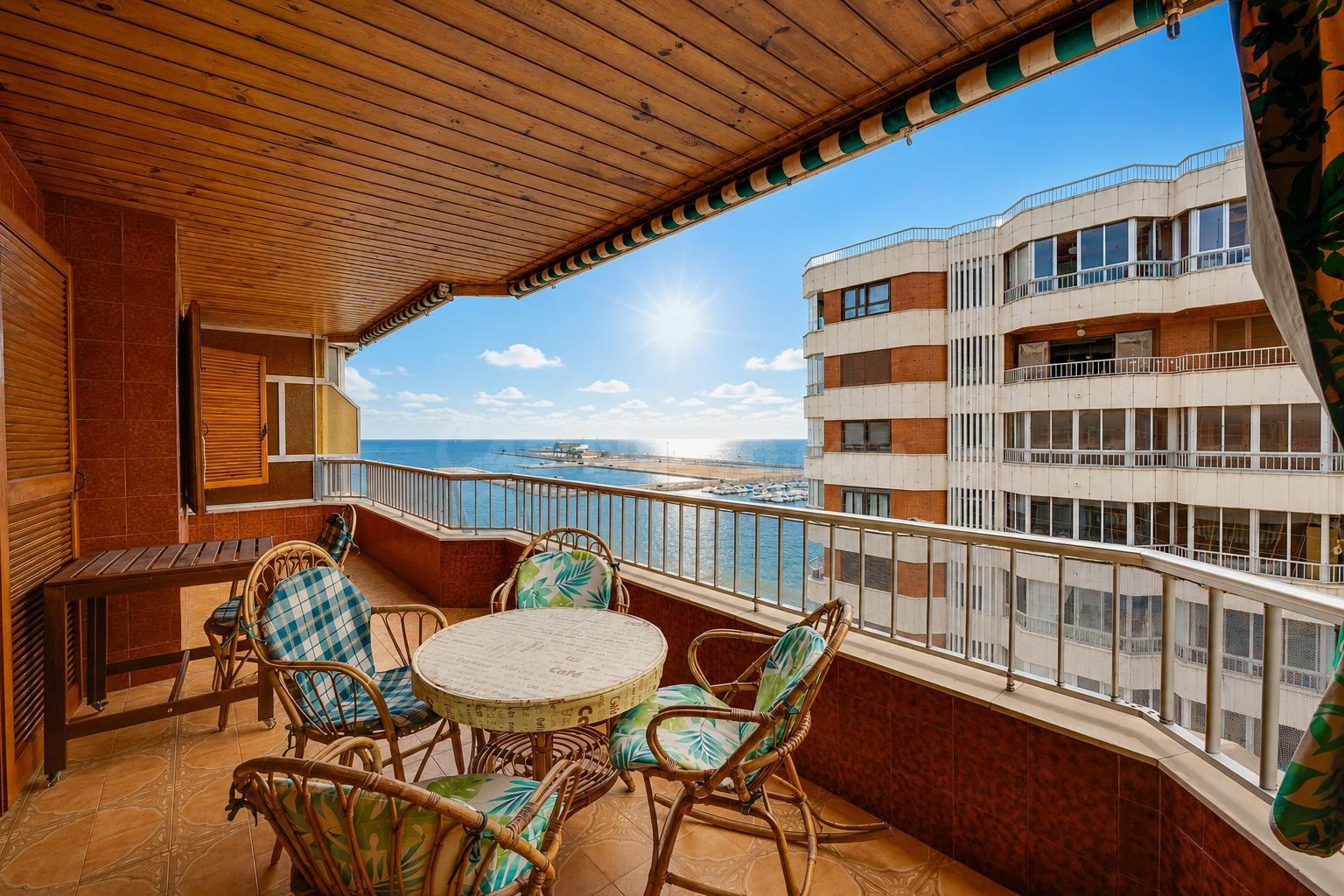 Apartamento en primera línea con vistas frontales al mar en Playa del Acequión