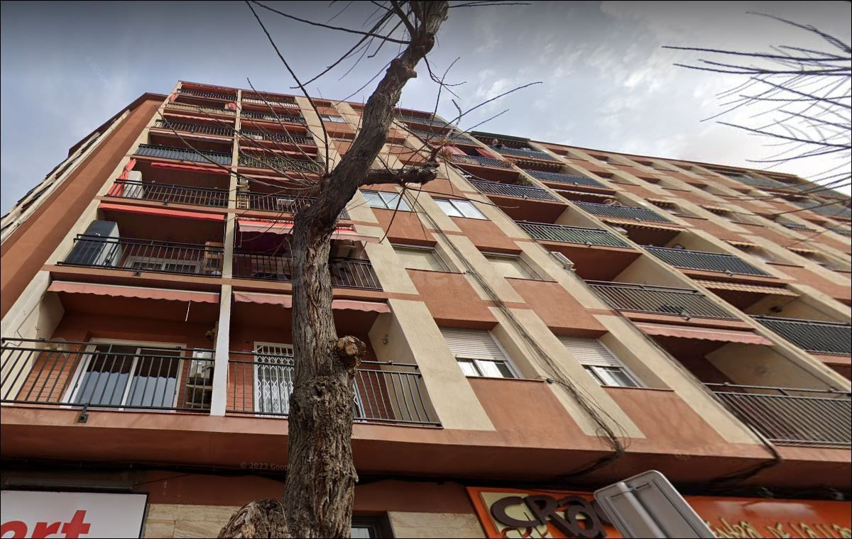 Se vende Piso OKUPADO en Calle Cervantes 79 Rubí, (Barcelona).