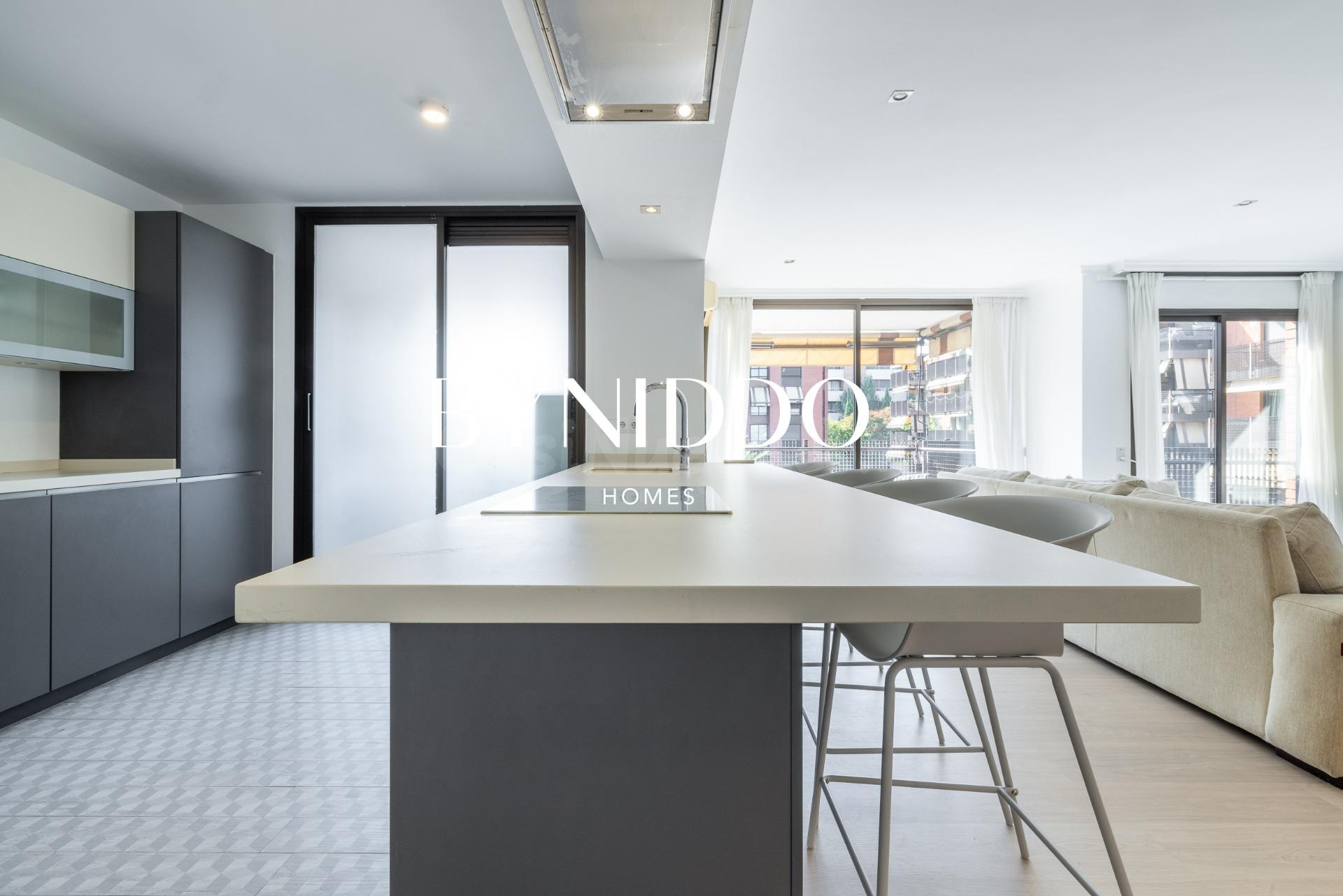Exclusivo ático reformado con terraza en Parc Central - foto 3