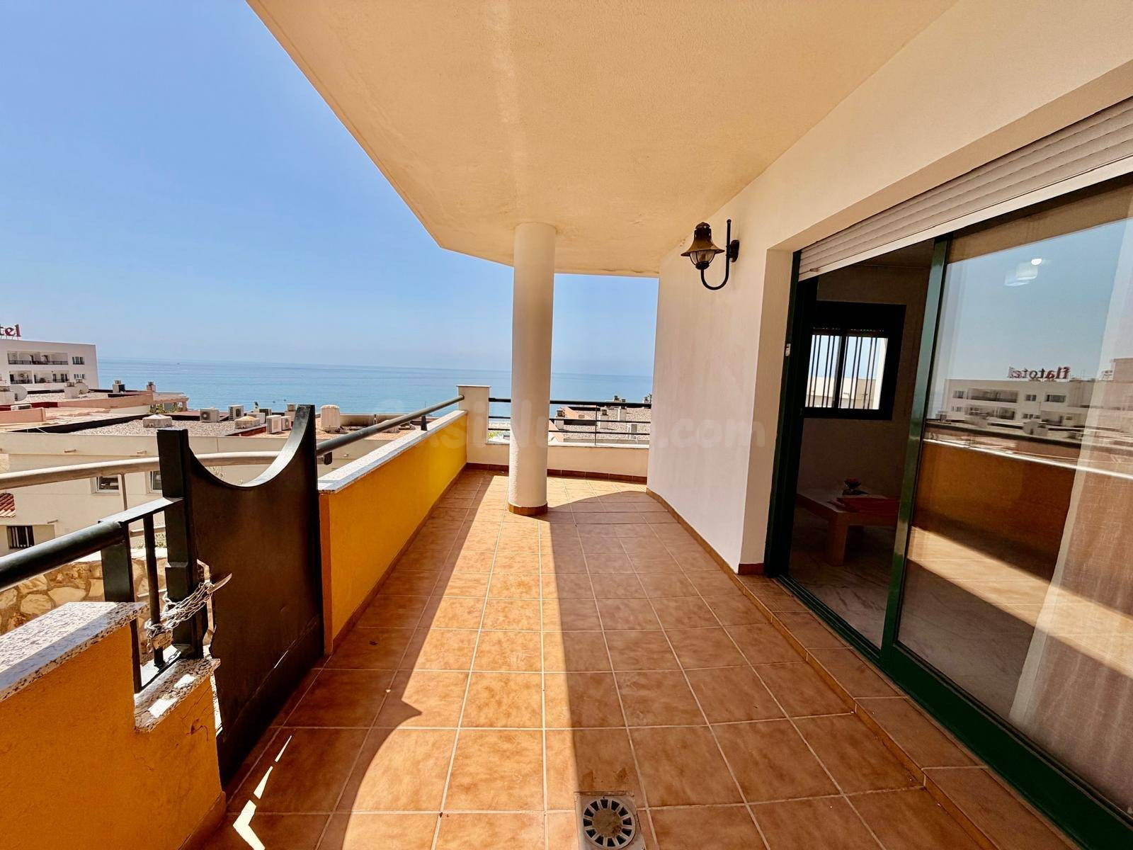 Piso de tres dormitorios con terraza y vistas al mar en Benalmadena, Costa del Sol