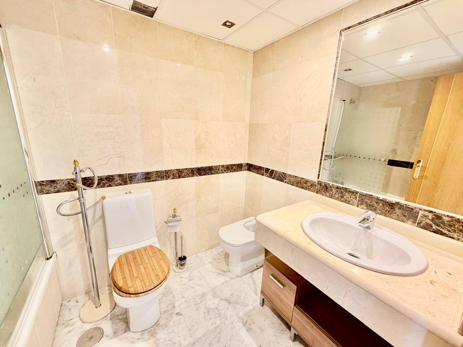 Piso de tres dormitorios con terraza y vistas al mar en Benalmadena, Costa del Sol - foto 4