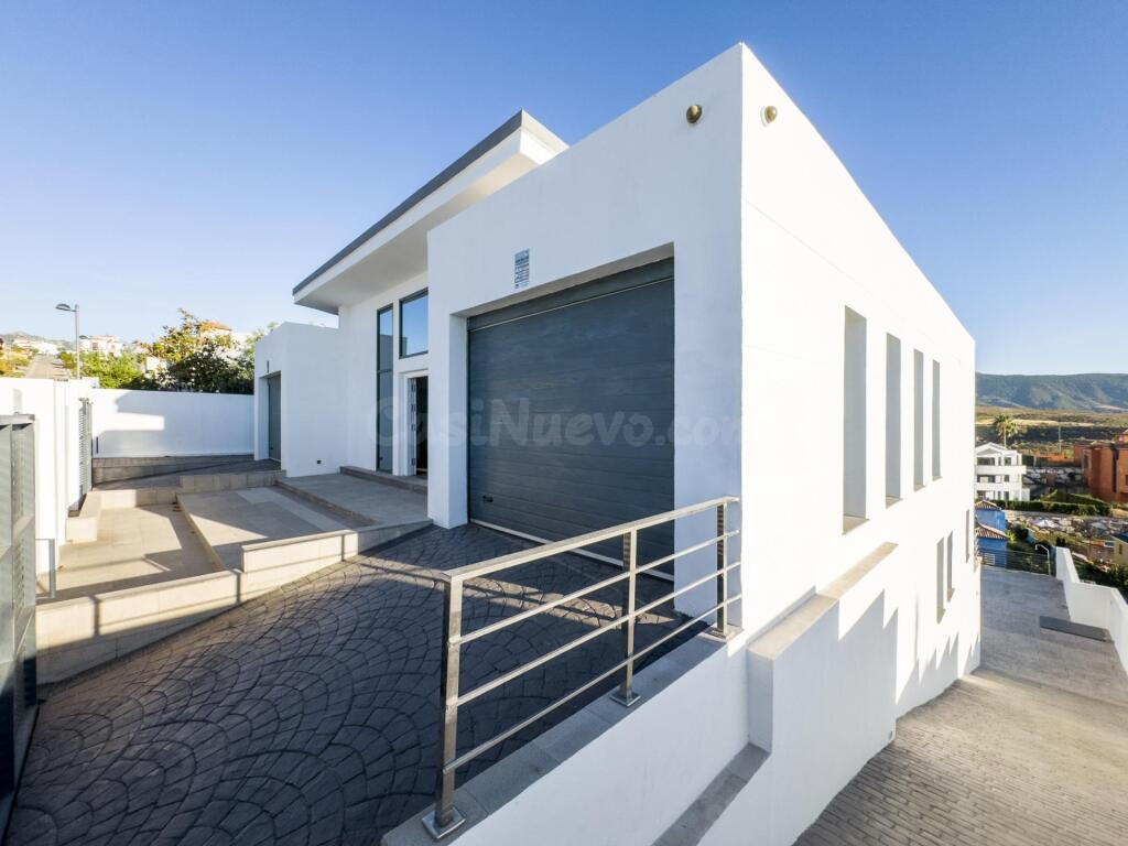 Gran chalet de DISEÑO MODERNO en venta en La Zubia. - foto 3