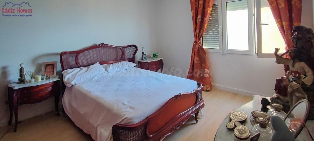 AMPLIA VIVIENDA A LOS PIES DE LA CALETA - foto 5