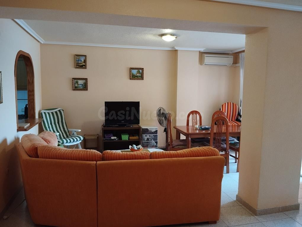 Amplio piso con garaje para dos coches a 250 metros de Playa - foto 4