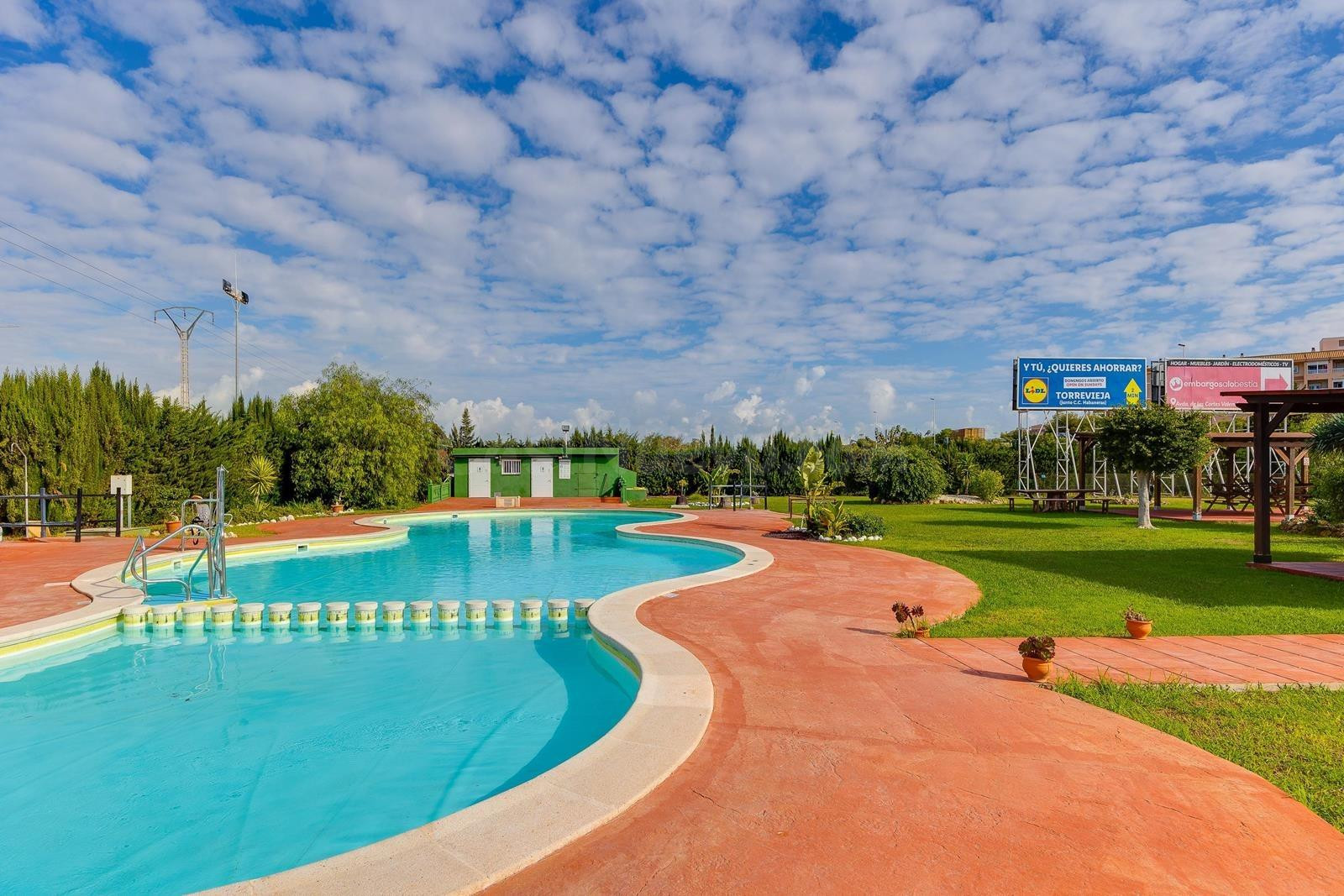 Bungalow planta baja reformado con jardín privado y piscina comunitaria