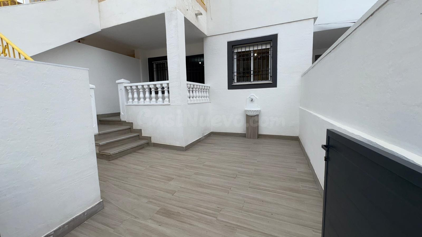 Bungalow planta baja reformado con jardín privado y piscina  - foto 2