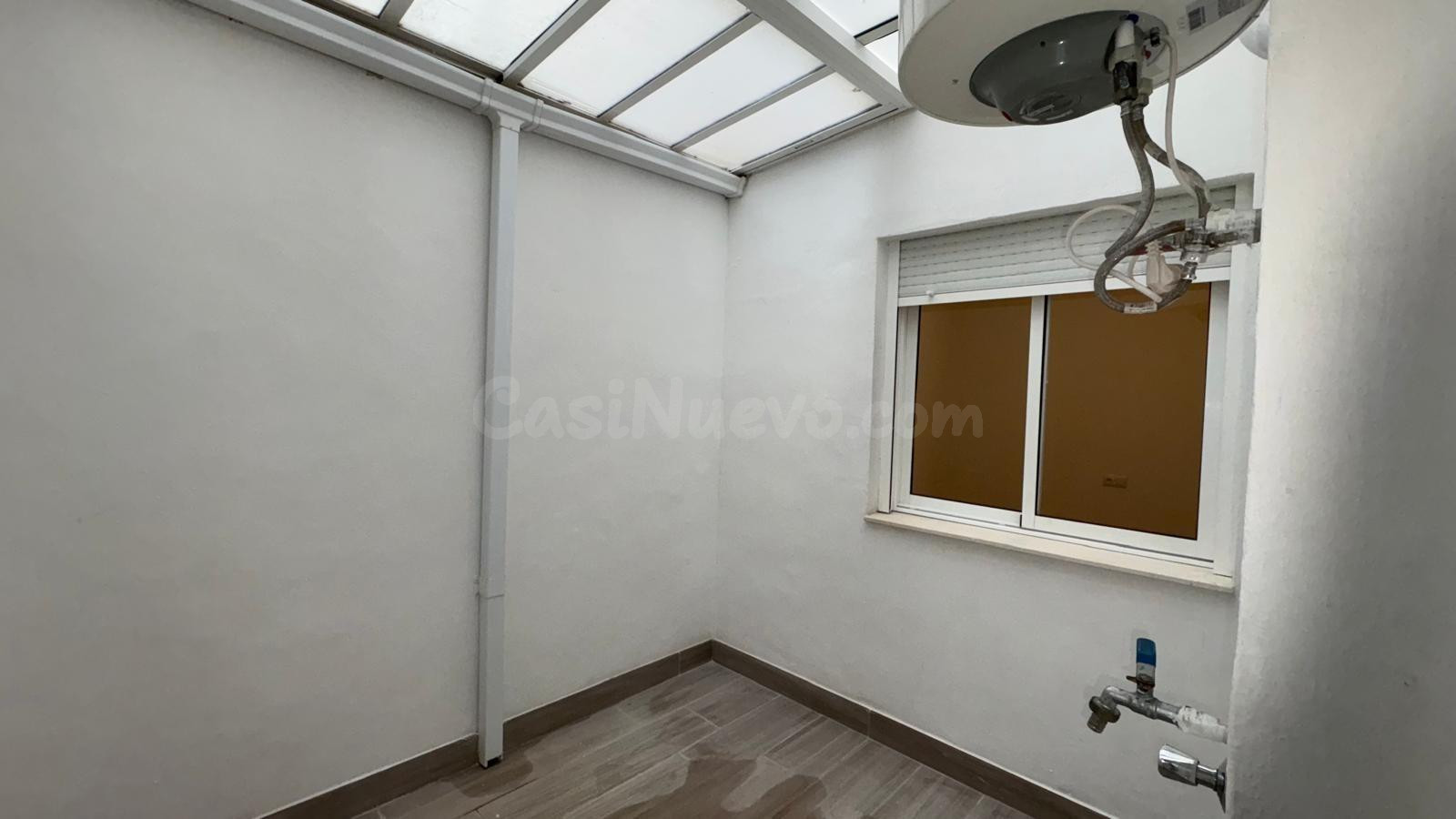 Bungalow planta baja reformado con jardín privado y piscina  - foto 3