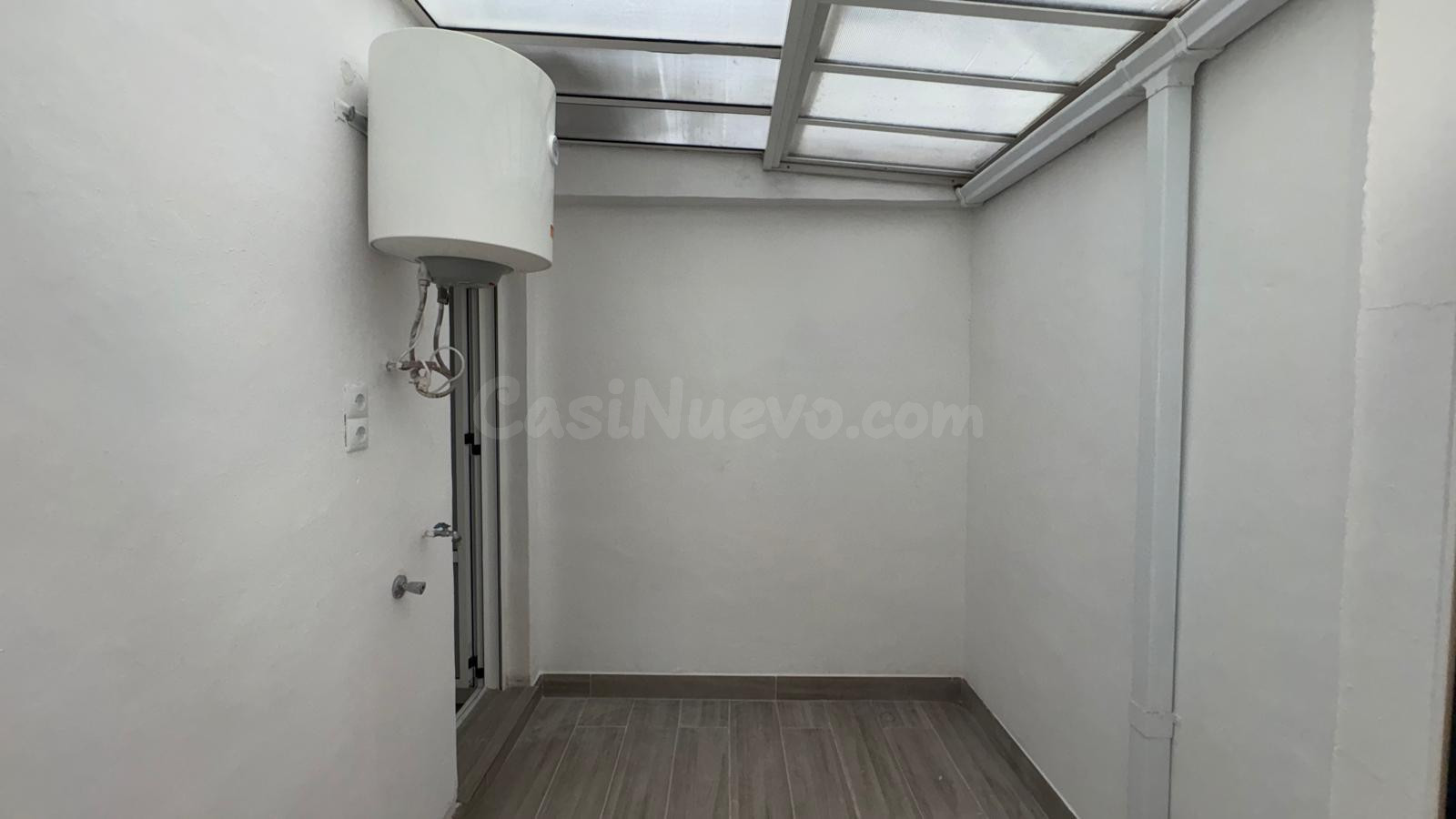 Bungalow planta baja reformado con jardín privado y piscina  - foto 4