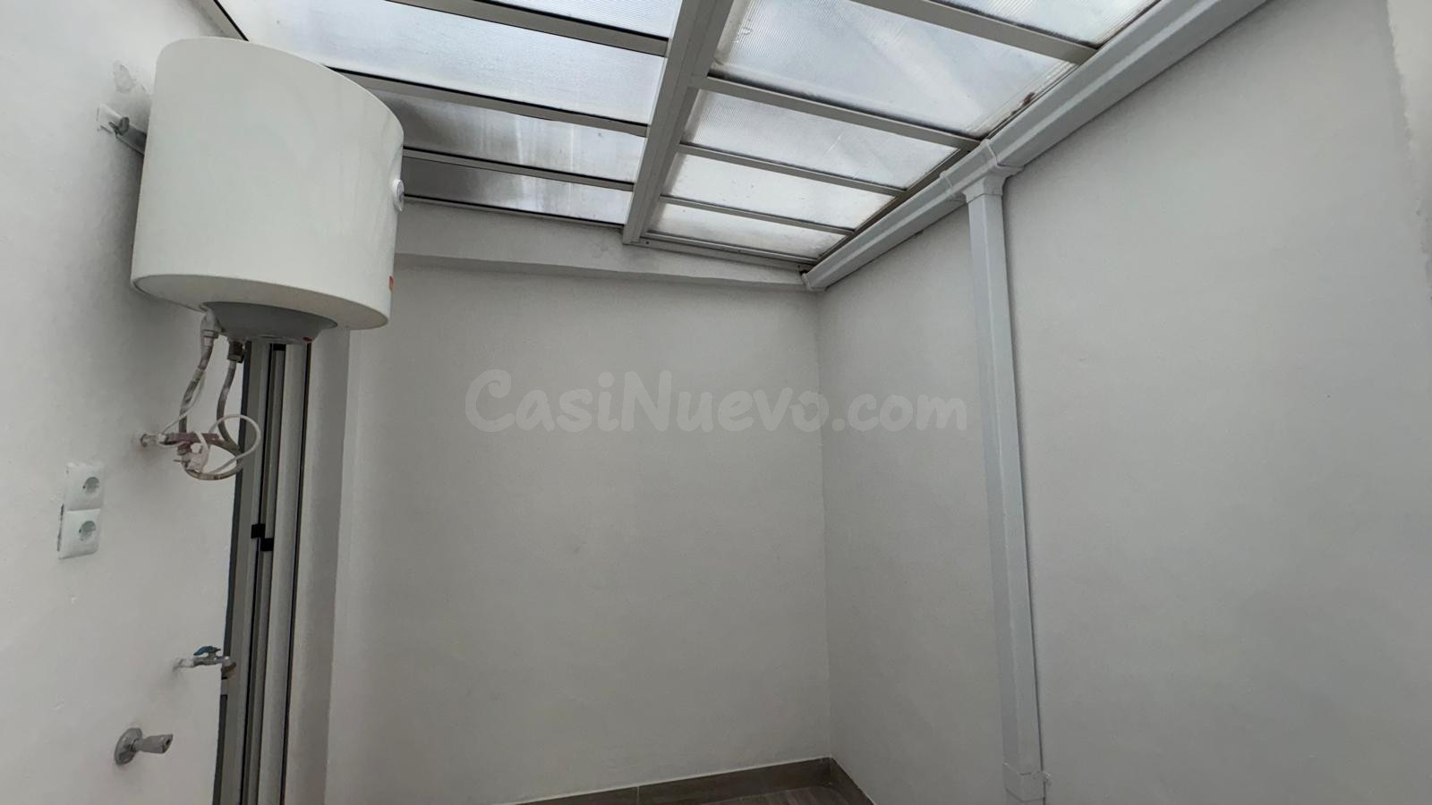Bungalow planta baja reformado con jardín privado y piscina  - foto 5