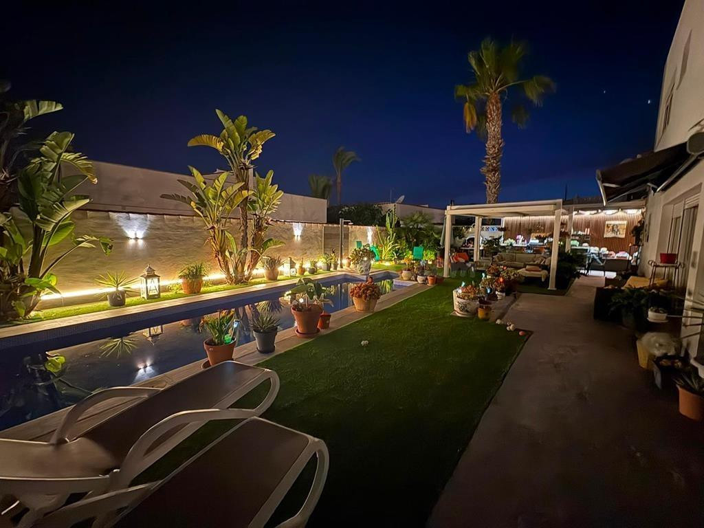 Chalet completamente renovado con piscina privada y jardín exclusivo