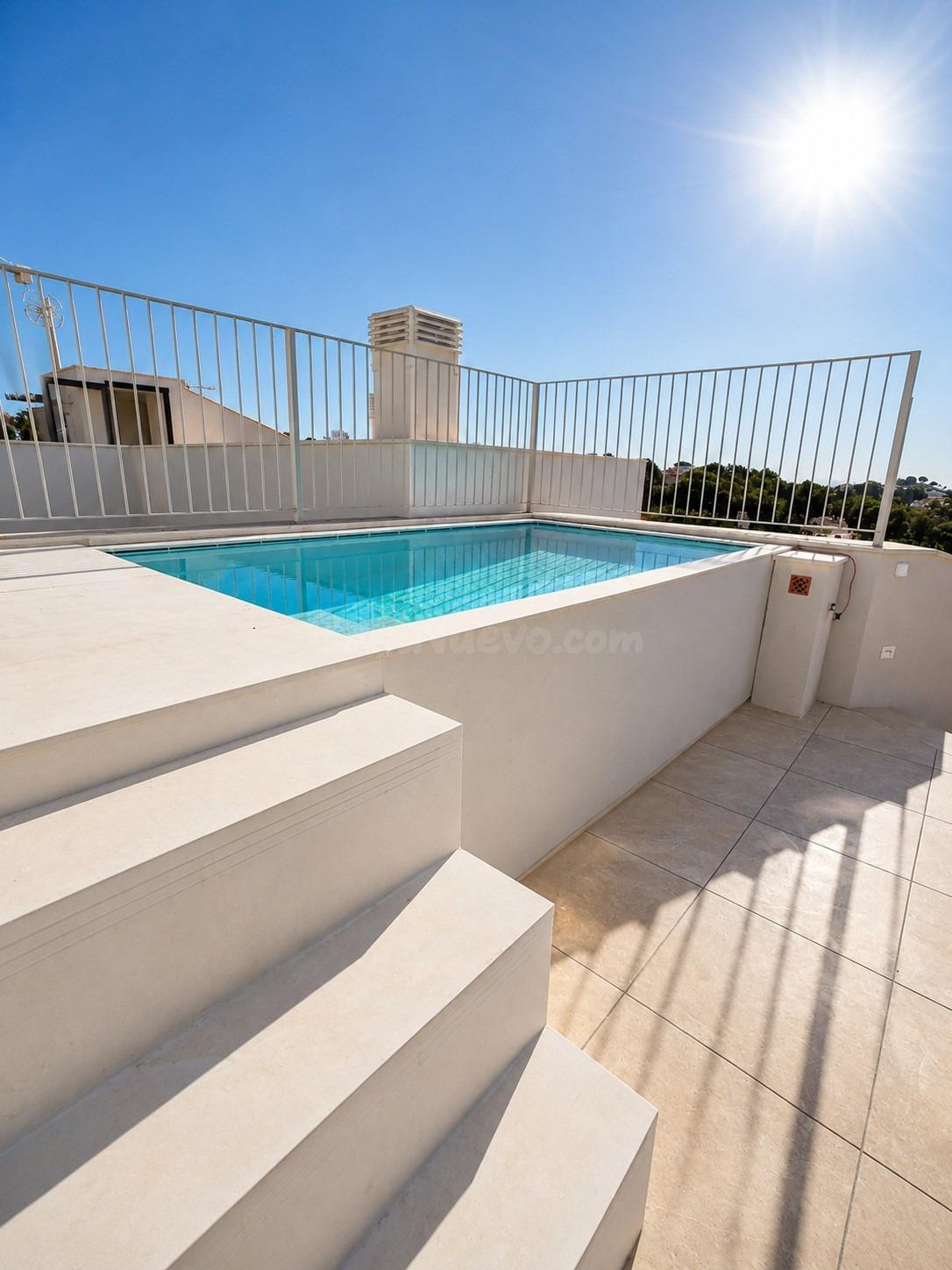 Chalet de obra nueva con piscina y vistas al mar en Génova - foto 2