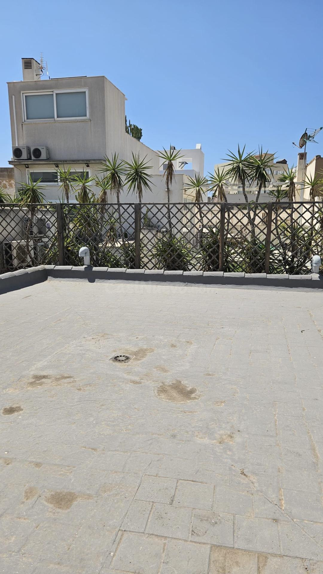 Casa de dos plantas para reformar junto al mar en El Molinar - foto 3