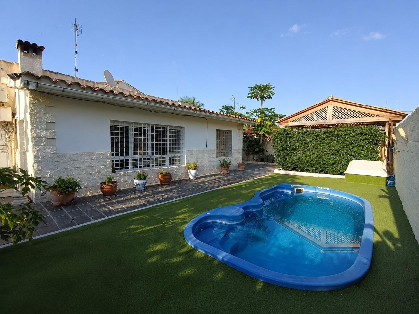 Chalet independiente en esquina con piscina, garaje y parcel