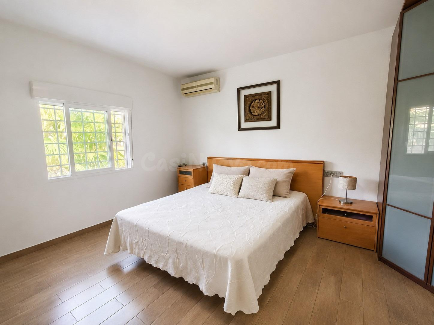 Chalet independiente en esquina con piscina, garaje y parcel - foto 3