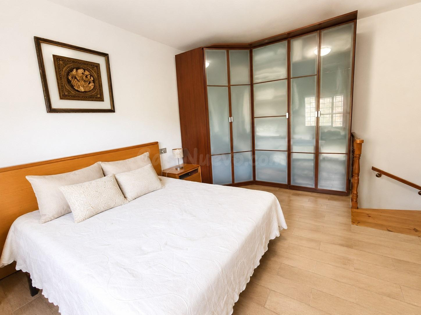 Chalet independiente en esquina con piscina, garaje y parcel - foto 4