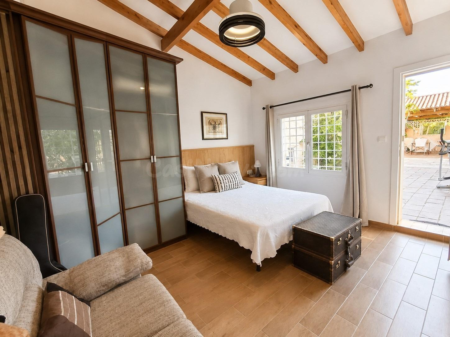 Chalet independiente en esquina con piscina, garaje y parcel - foto 5