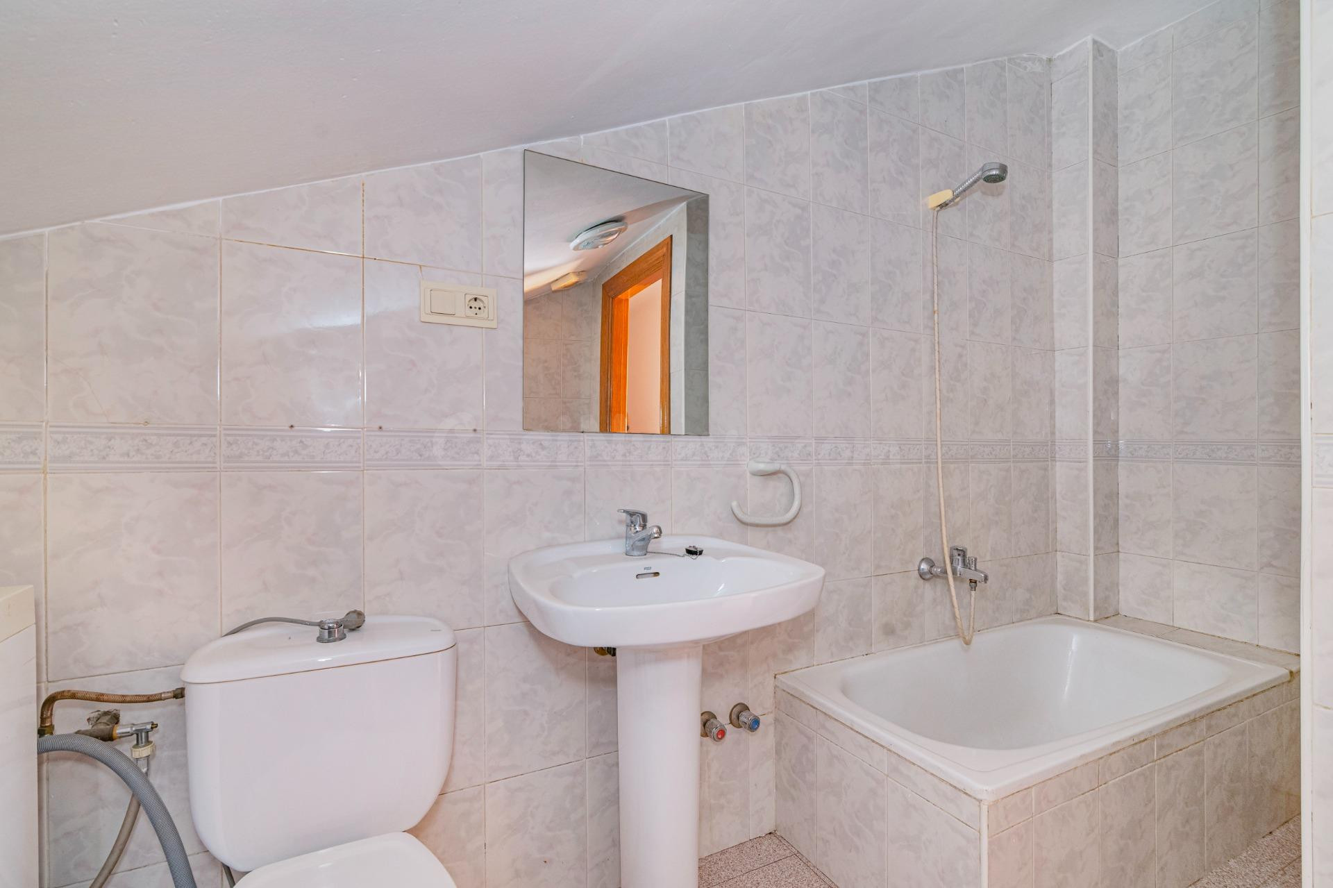Amplio Chalet en Zaidín, Granada - Oportunidad de Inversión - foto 4