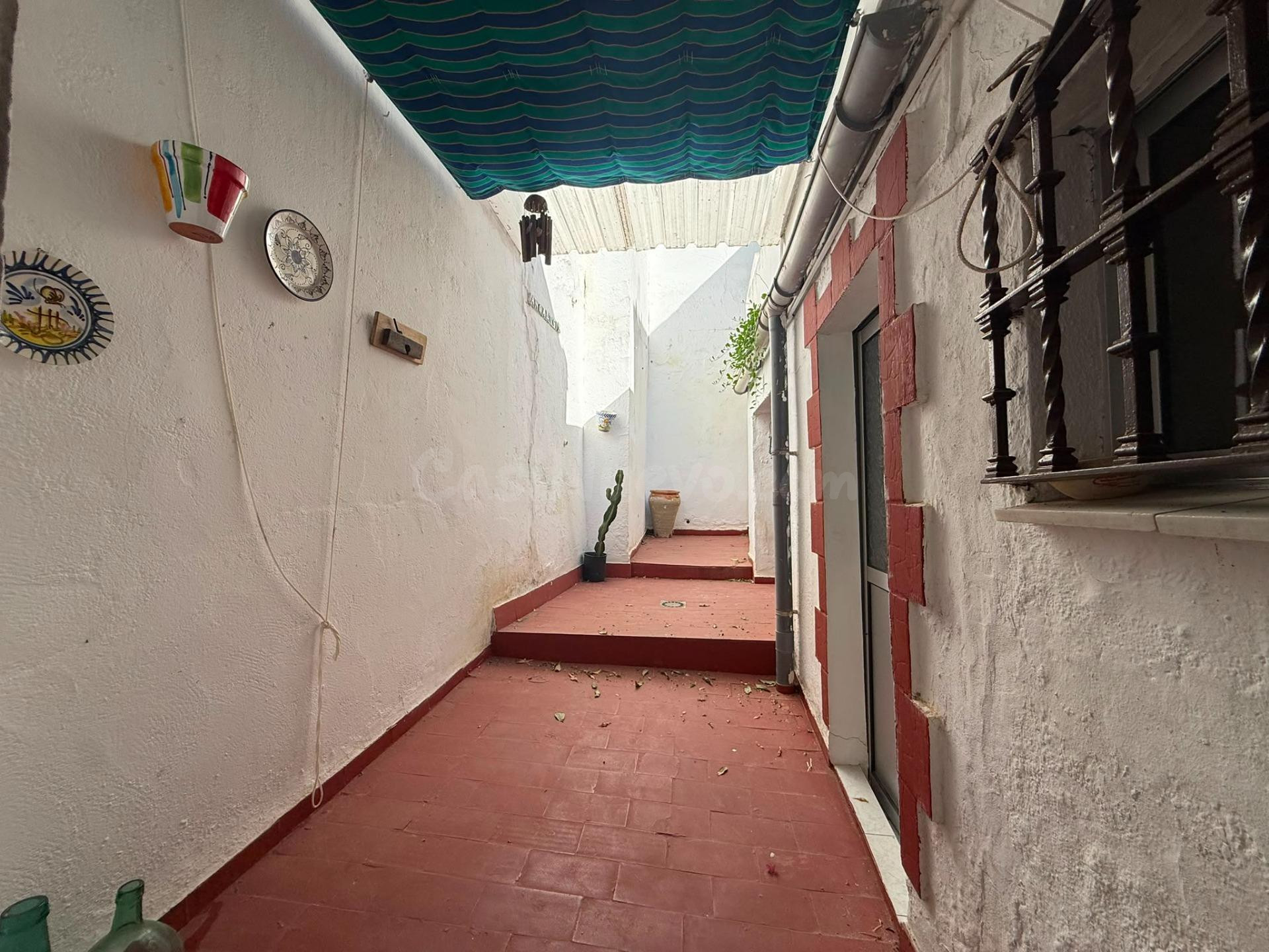 Casa en el Centro: Espacio y Comodidad en Dos Plantas - foto 3