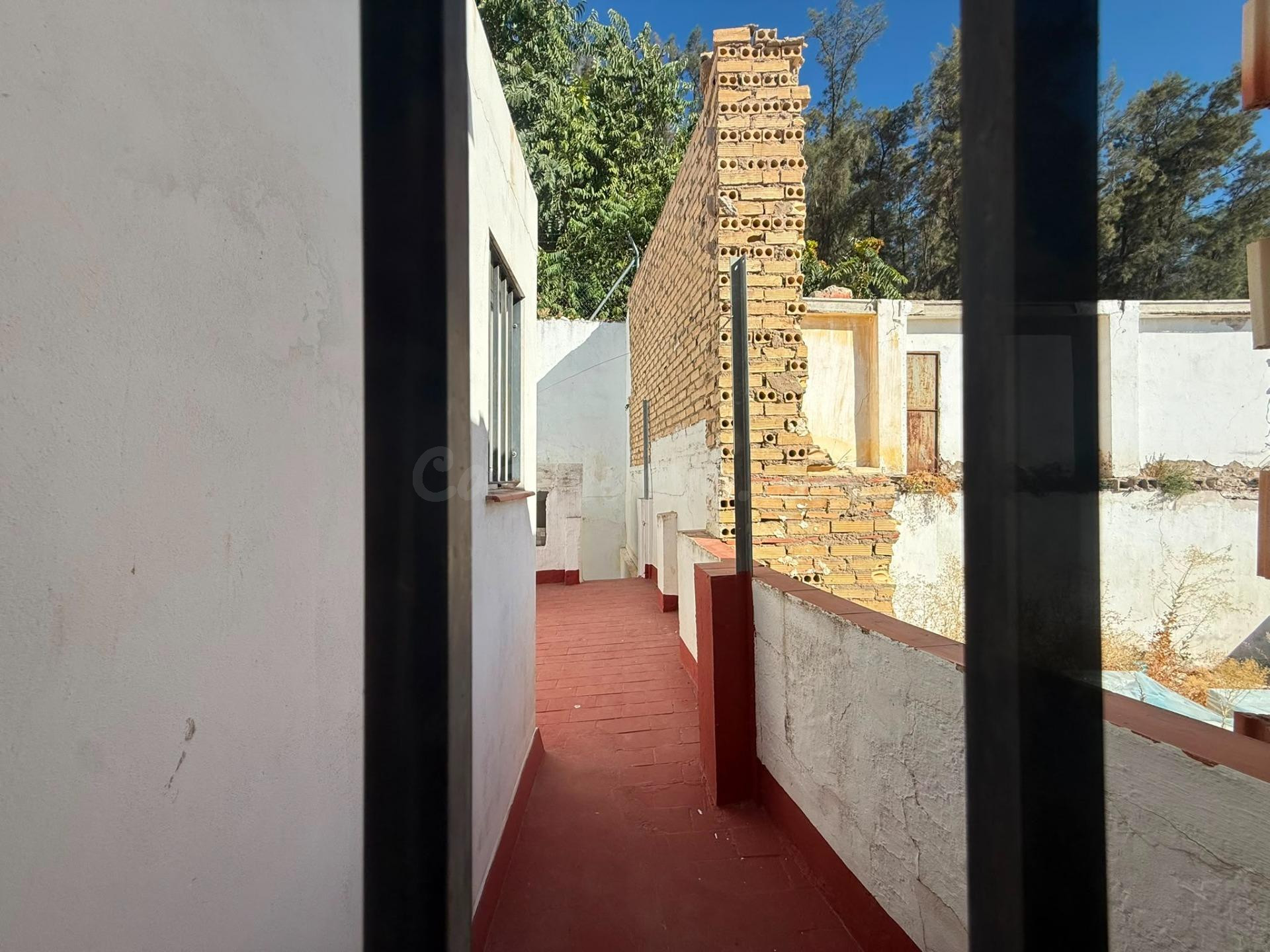 Casa en el Centro: Espacio y Comodidad en Dos Plantas - foto 4