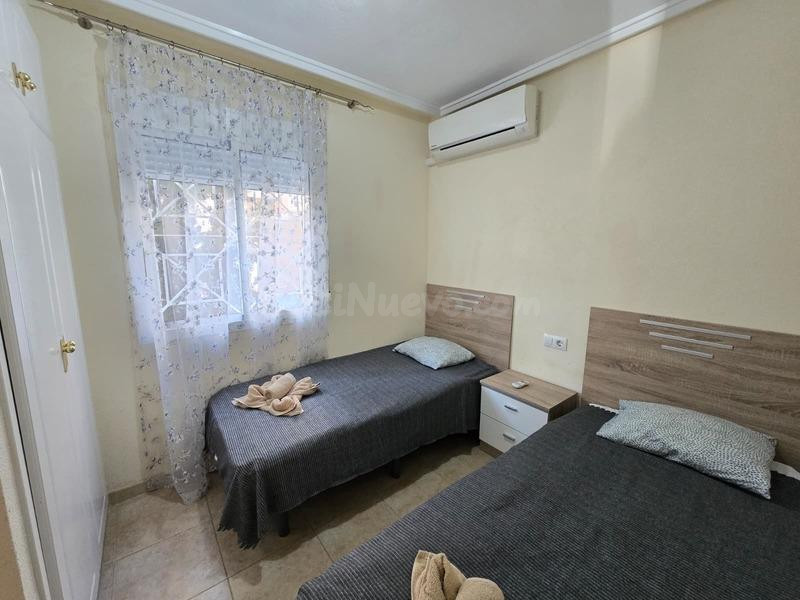 Chalet Adosado en Torrevieja de 3 dormitorios y 2 baños - foto 4