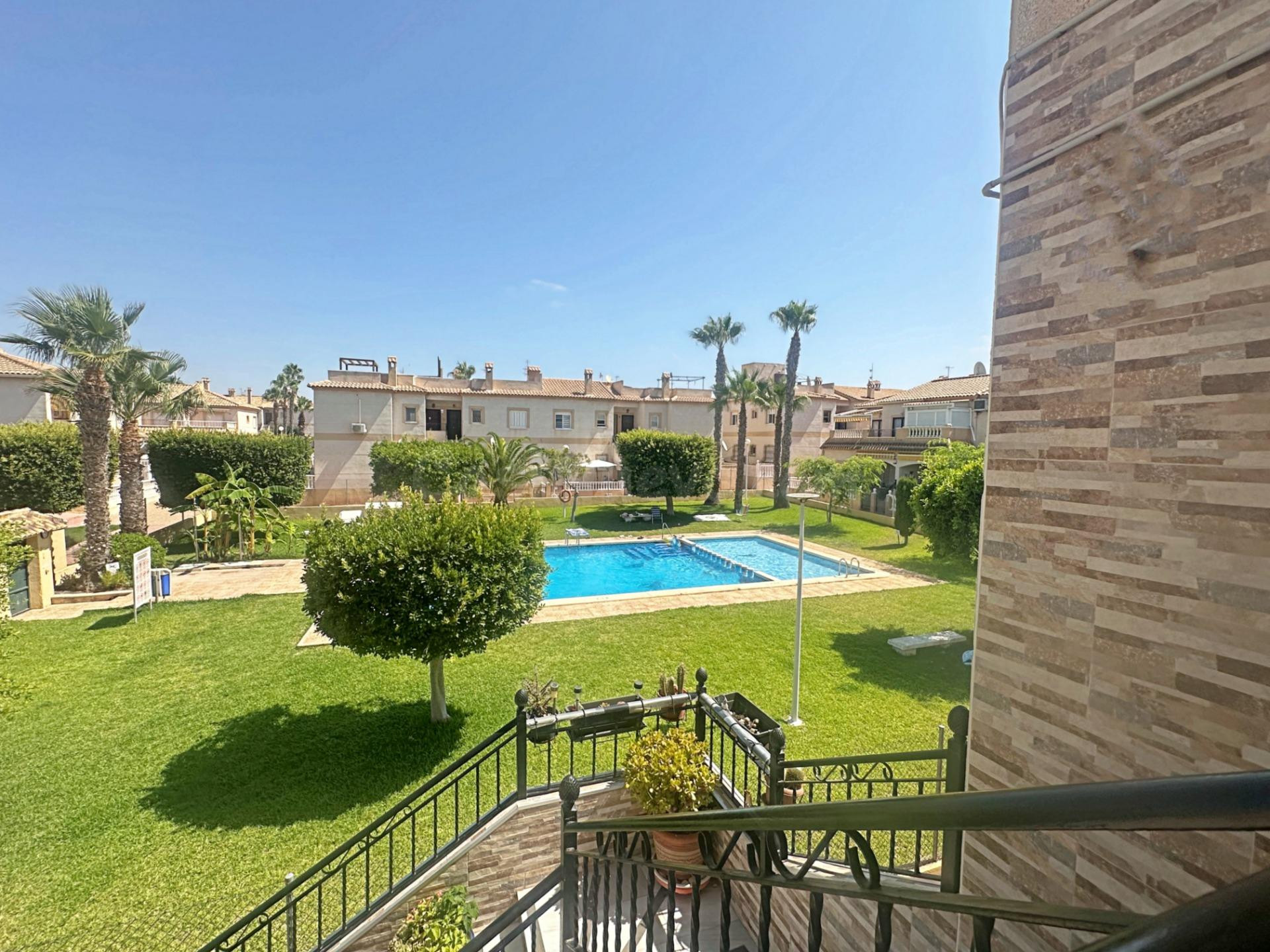 Bungalow en planta alta con vistas a la piscina en Torreviej