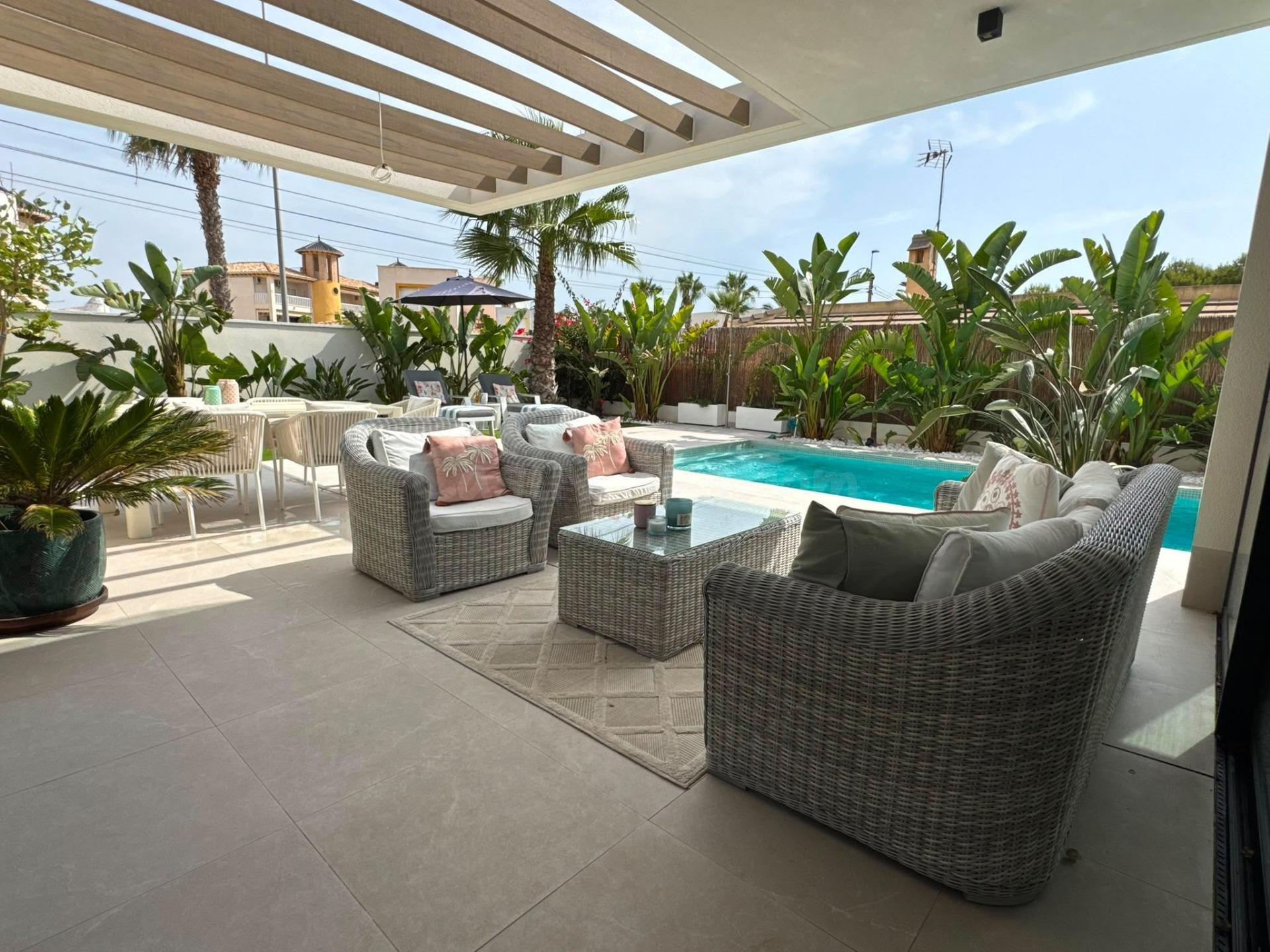VILLA INDEPENDIENTE CON PISCINA PRIVADA EN LOMAS DE CABO ROIG ( ORIHUELA COSTA )