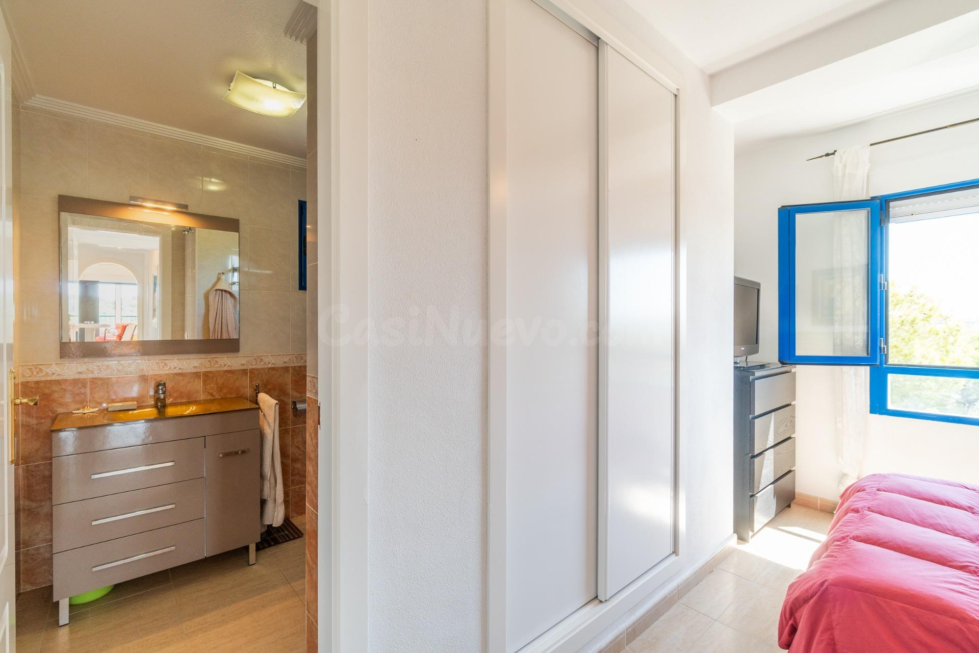 Apartamento con vistas al mar en Altos de Campoamor (Orihuel - foto 3
