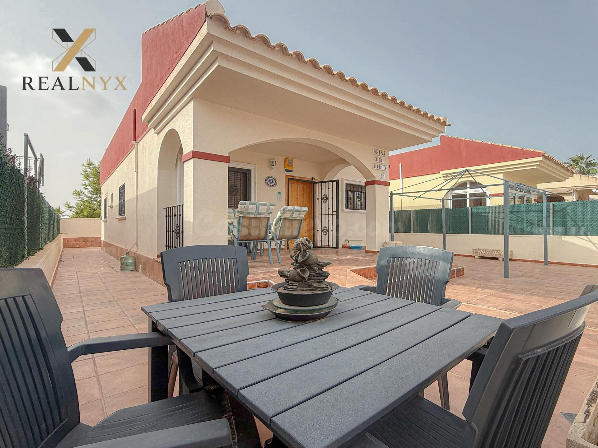 Aguas Nuevas! Espectacular chalet con gigantesco solarium y excelentes vistas + Amplia parcela con parking + Piscina comunitaria