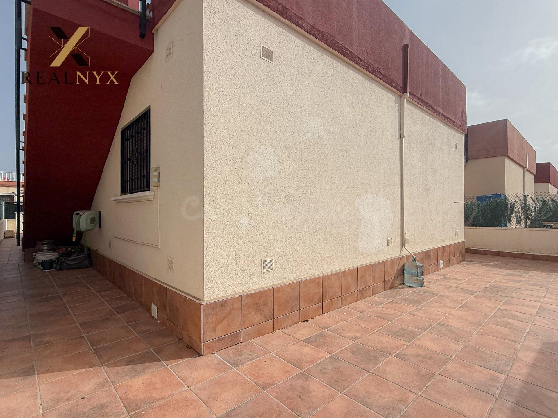 Aguas Nuevas! Espectacular chalet con gigantesco solarium y  - foto 4