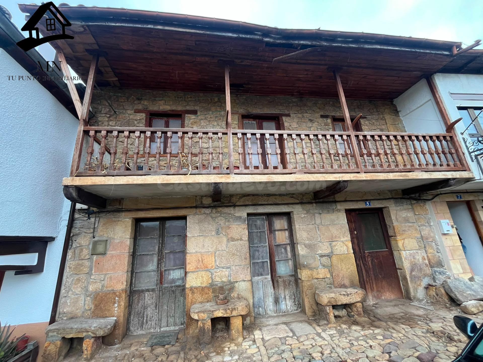 Casa de piedra tradicional con balconada en pleno centro de  - foto 4