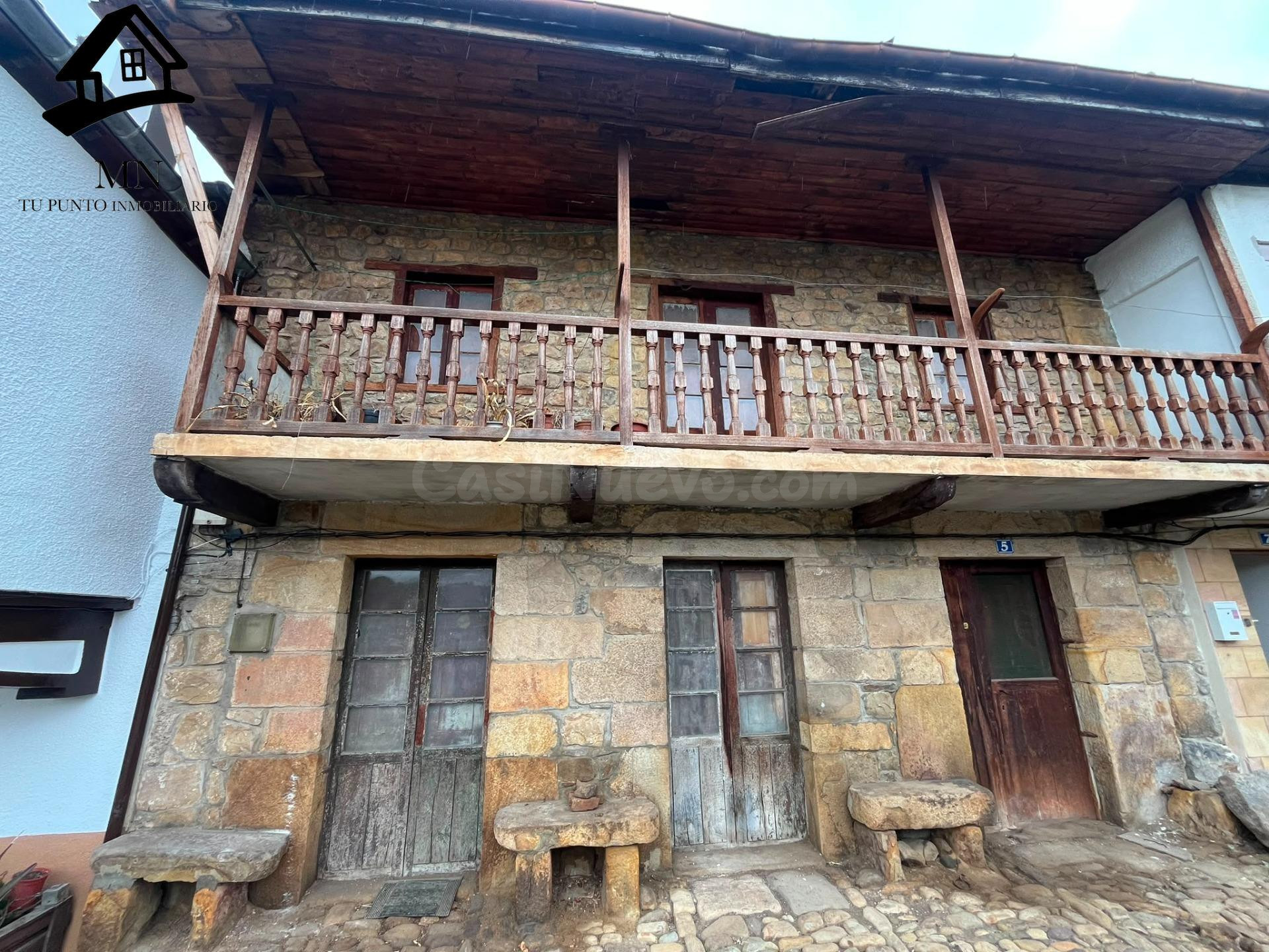 Casa de piedra tradicional con balconada en pleno centro de  - foto 5