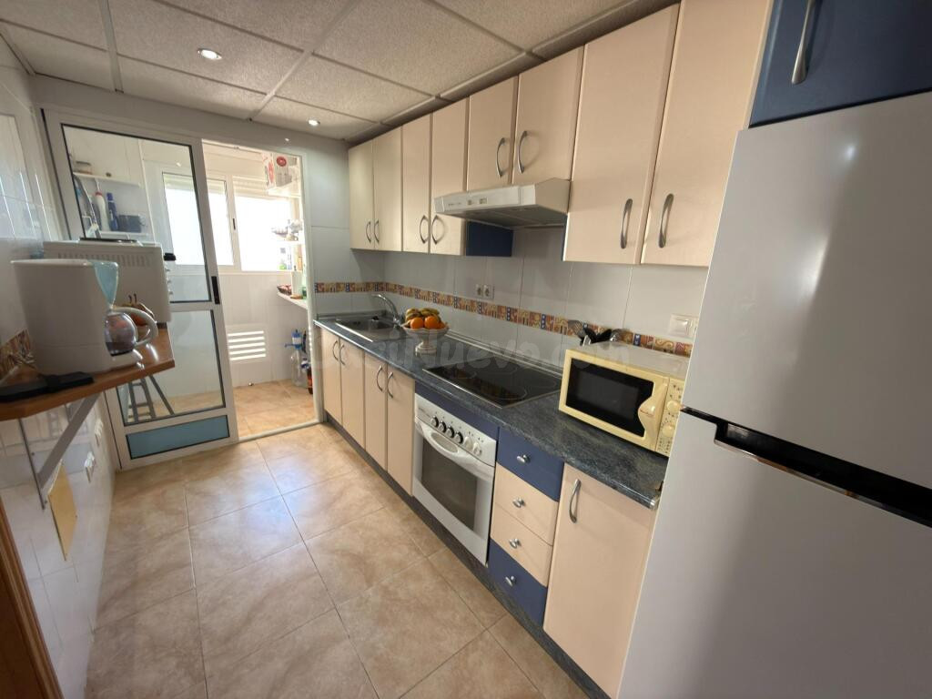 ¡En Exclusiva! Amplio apartamento con zonas ajardinas y 2 pi - foto 4
