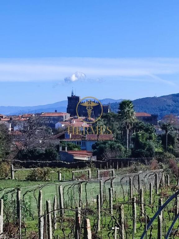Solar en venta, a un paso de Tui centro.