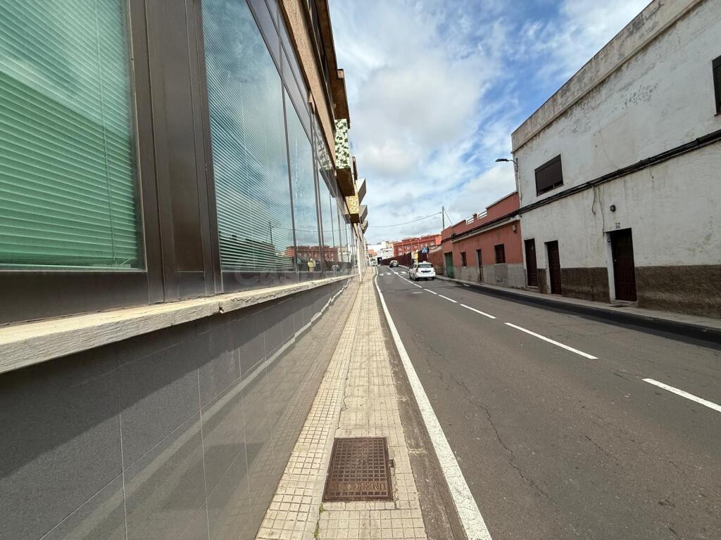 Gran Local en Venta en La Laguna - Espacio que Impulsa a tu  - foto 3
