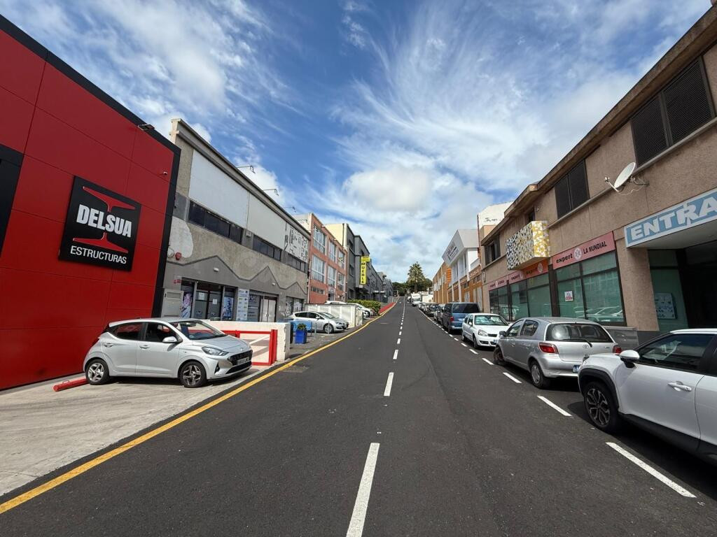 Gran Local en Venta en La Laguna - Espacio que Impulsa a tu  - foto 5