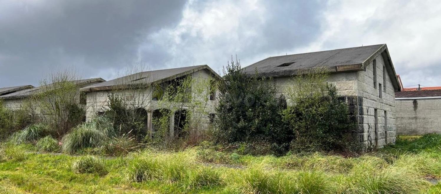 Parcelas en venta con viviendas en construcción en Coristanco.