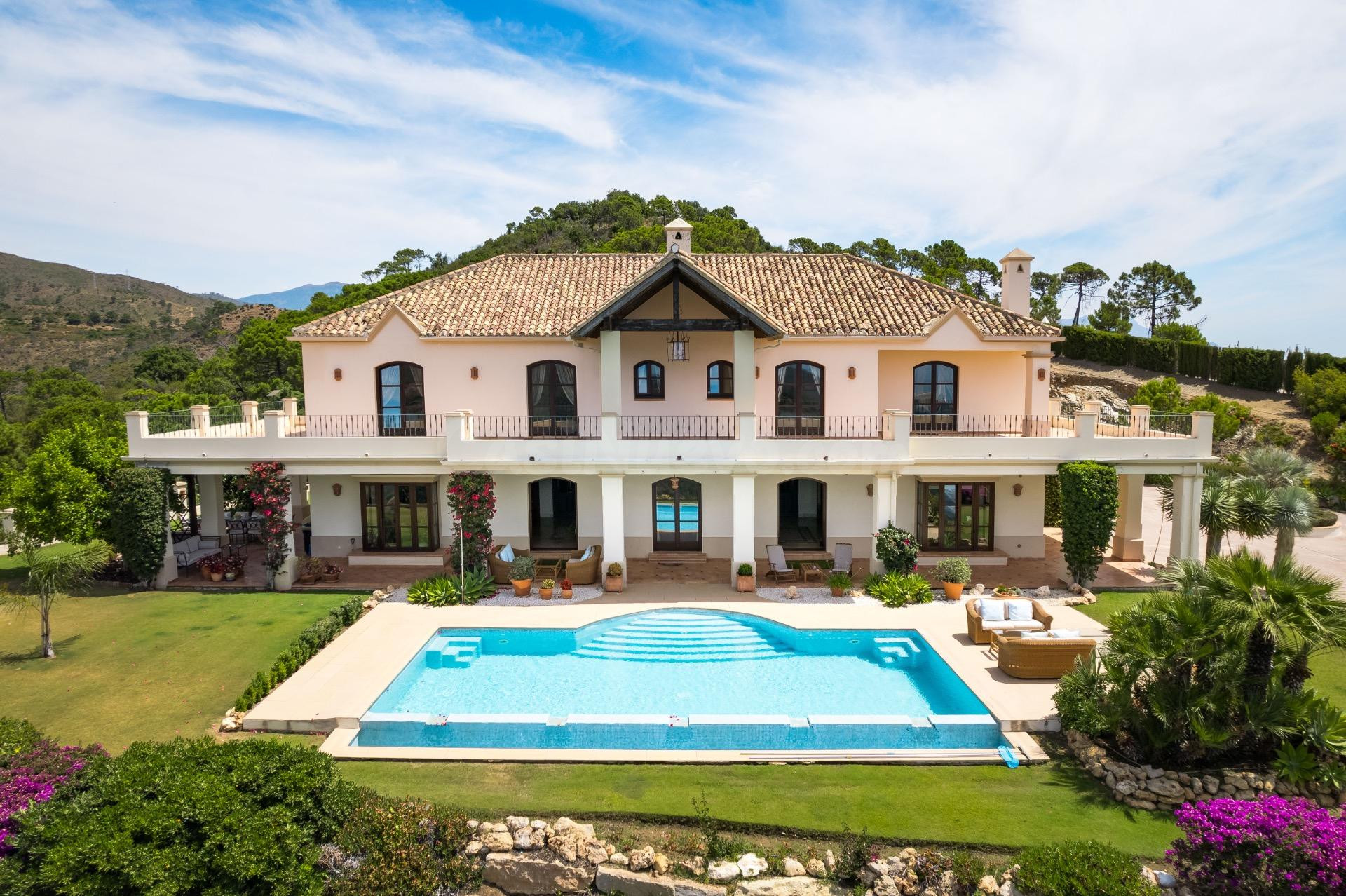 VILLA DE LUJO EN LOS MONTES DE ESTEPONA CON VISTAS AL MAR