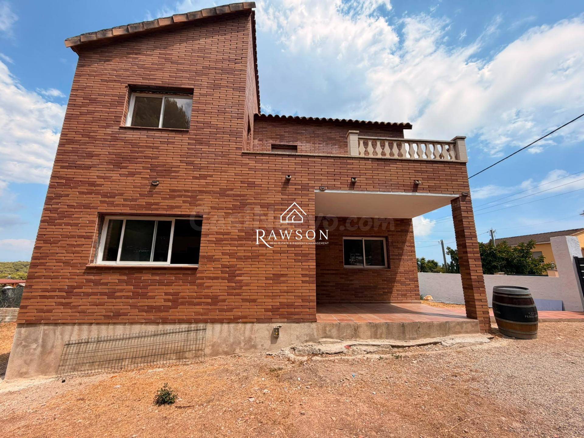 Casa independiente con jardín y amplios espacios, situada en Segur de Calafell.