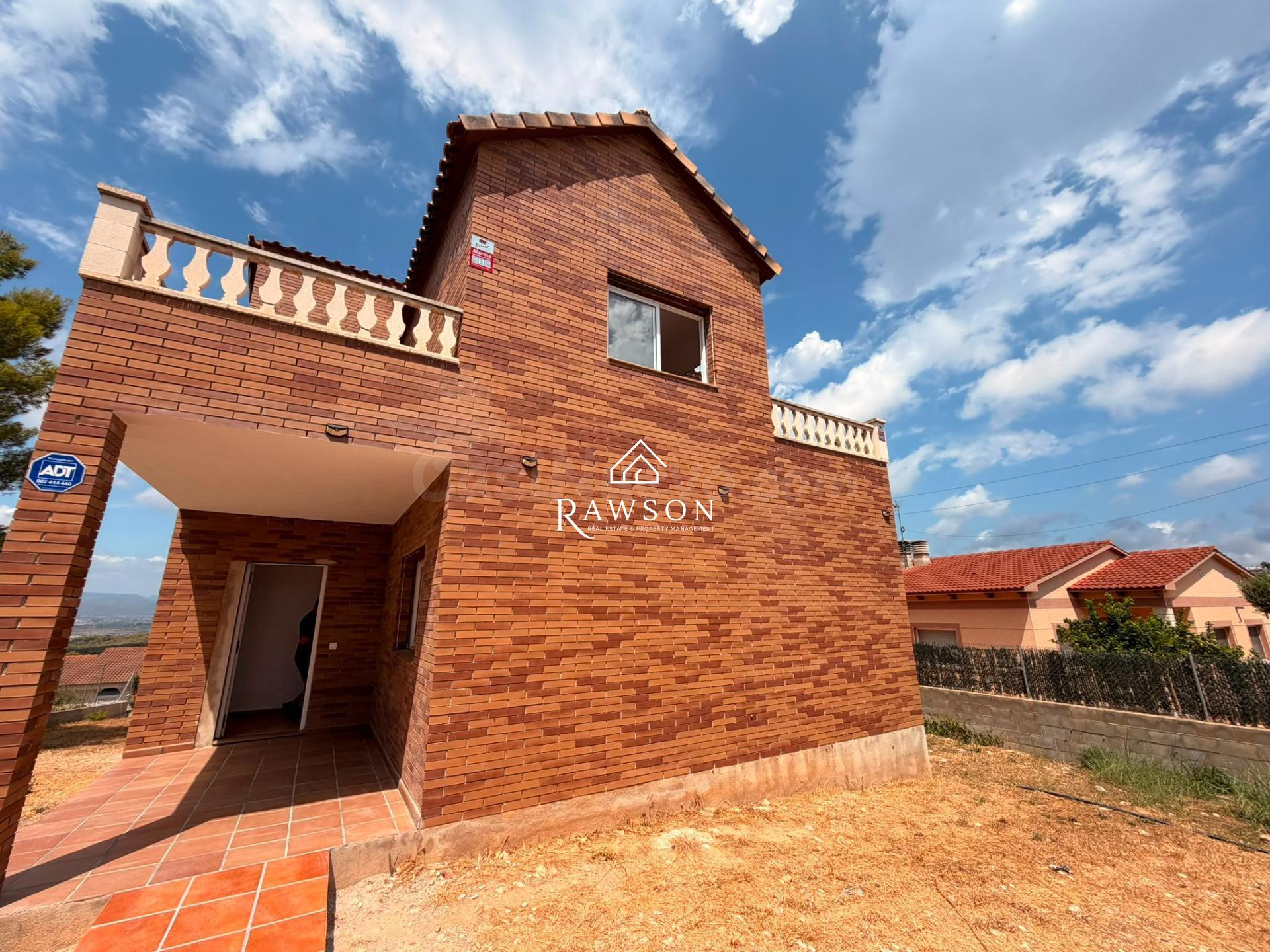 Casa independiente con jardín y amplios espacios, situada en - foto 2