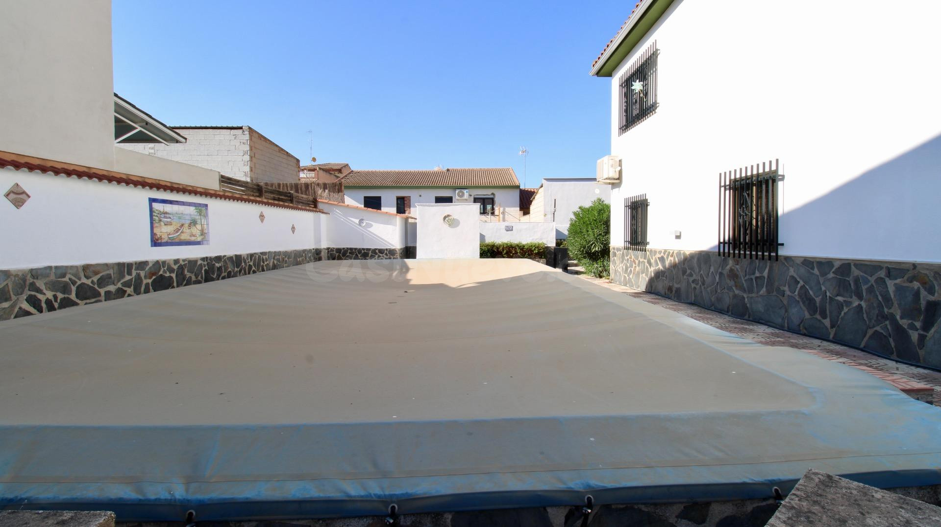 Chalet independiente con gran parcela, piscina privada y garaje en Cijuela