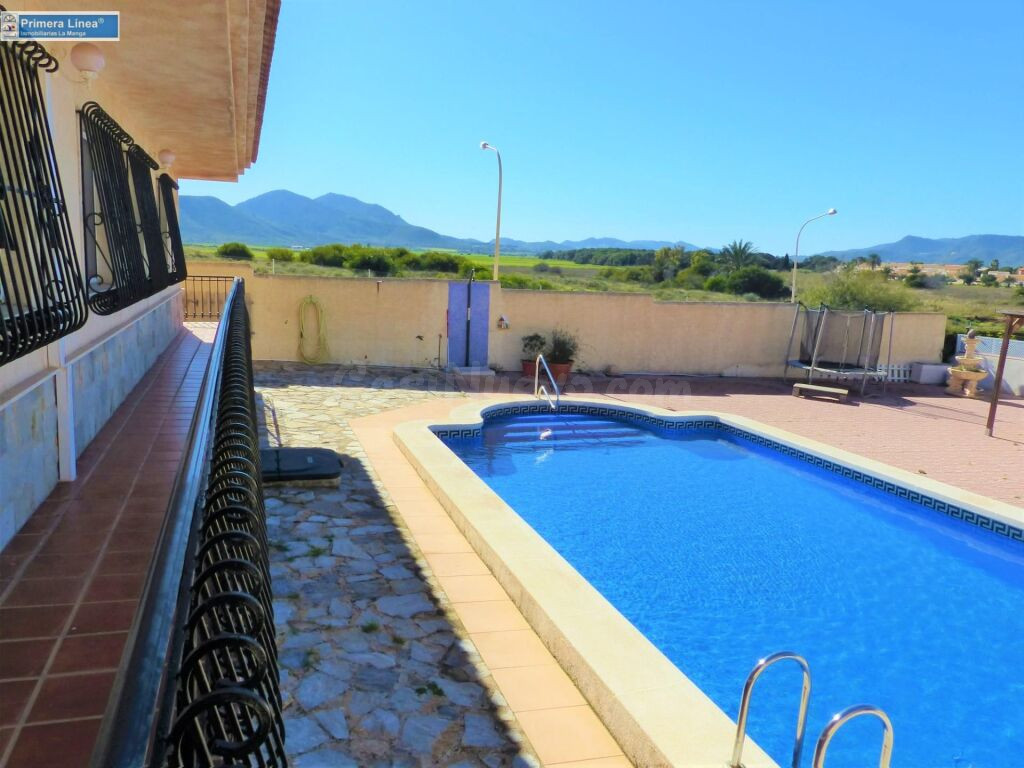 Venta de chalet de 816 m2 de parcela y piscina en Mar de Cri