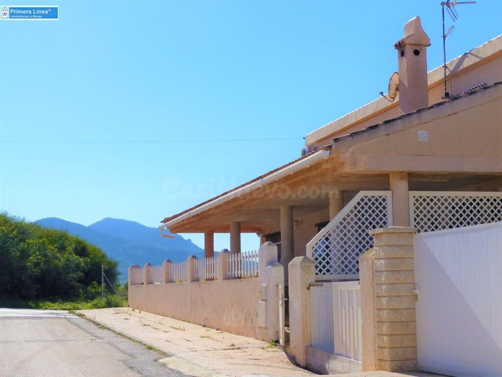 Venta de chalet de 816 m2 de parcela y piscina en Mar de Cri - foto 2