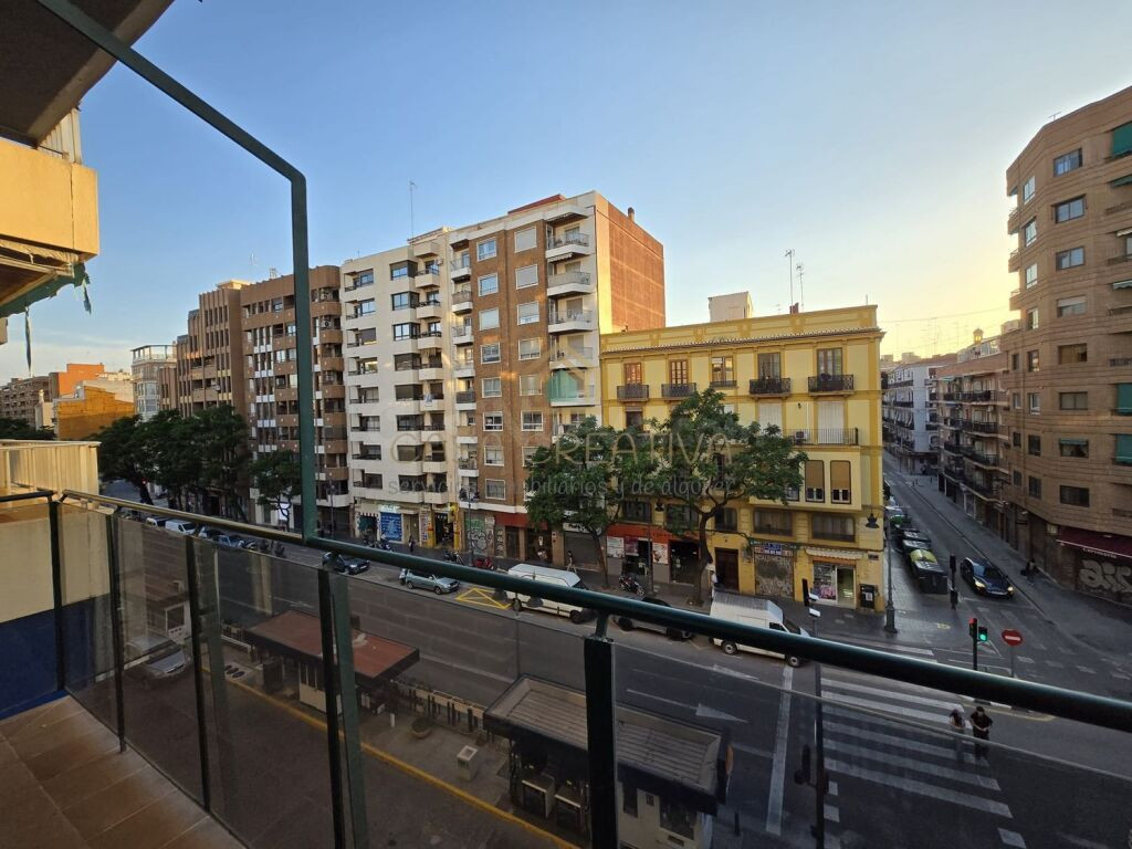 GRAN PISO CON GARAJE Y TRASTERO EN ZONA TORRES DE QUART – VA - foto 3