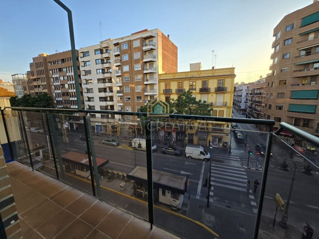 GRAN PISO CON GARAJE Y TRASTERO EN ZONA TORRES DE QUART – VA - foto 4