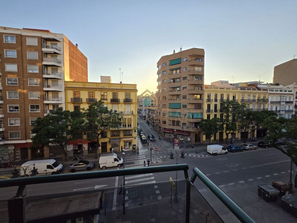 GRAN PISO CON GARAJE Y TRASTERO EN ZONA TORRES DE QUART – VA - foto 5
