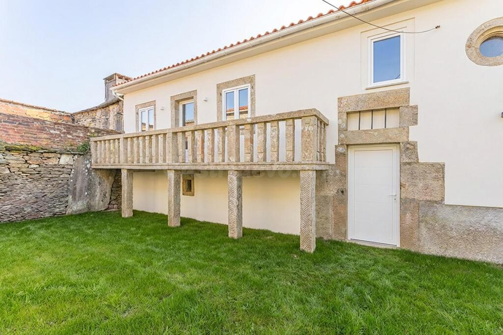 Casa de piedra en Forcarei con 363 m2 y patio – oportunidad de rehabilitación