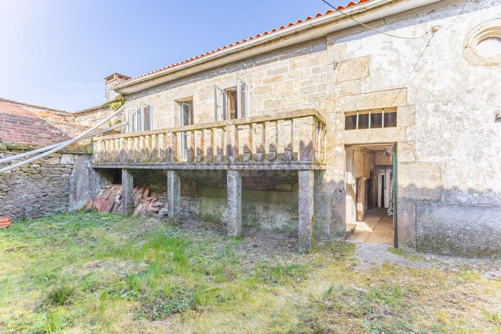 Casa de piedra en Forcarei con 363 m2 y patio – oportunidad  - foto 2