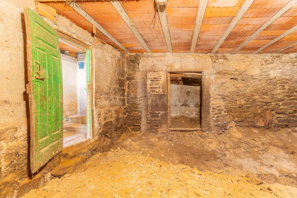 Casa de piedra en Forcarei con 363 m2 y patio – oportunidad  - foto 3