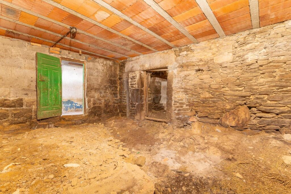 Casa de piedra en Forcarei con 363 m2 y patio – oportunidad  - foto 4