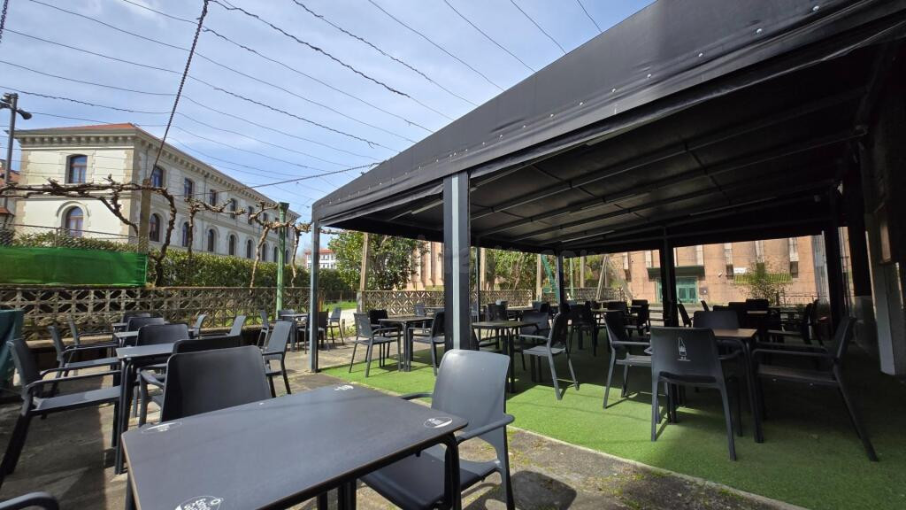 Único Activo de Hostelería con Parking Privado y Terraza lit - foto 2